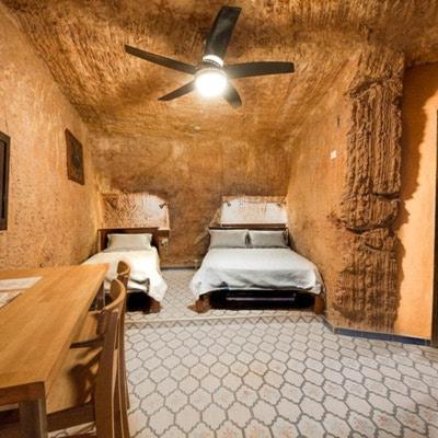 The Underground Motel - Standard Twin Room