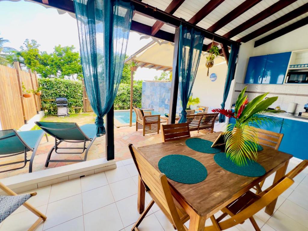 Balkón nebo terasa v ubytování Zandoli piscine, vue mer, paisible, jardin