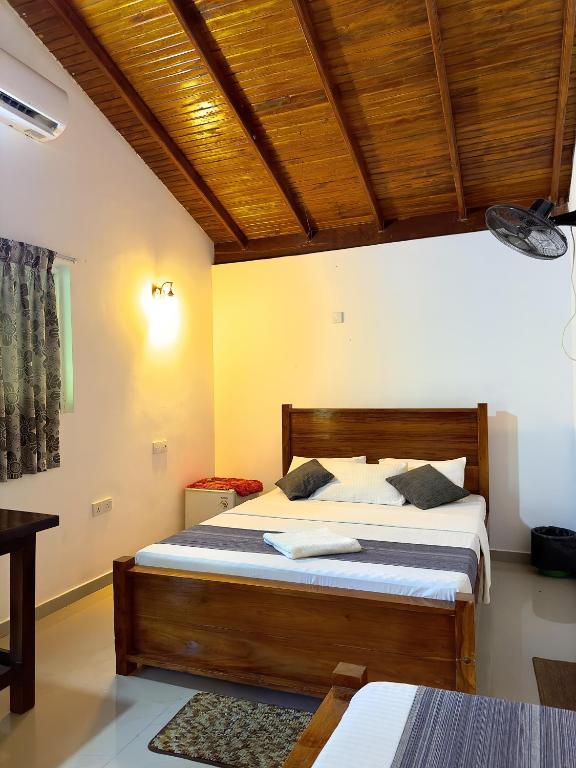 Postel nebo postele na pokoji v ubytování Birds Paradise Inn