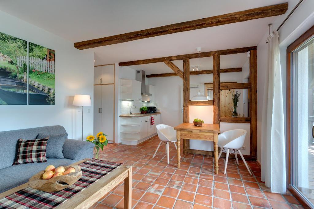 sala de estar con sofá y mesa en Spreewaldferienwohnungen en Lübben