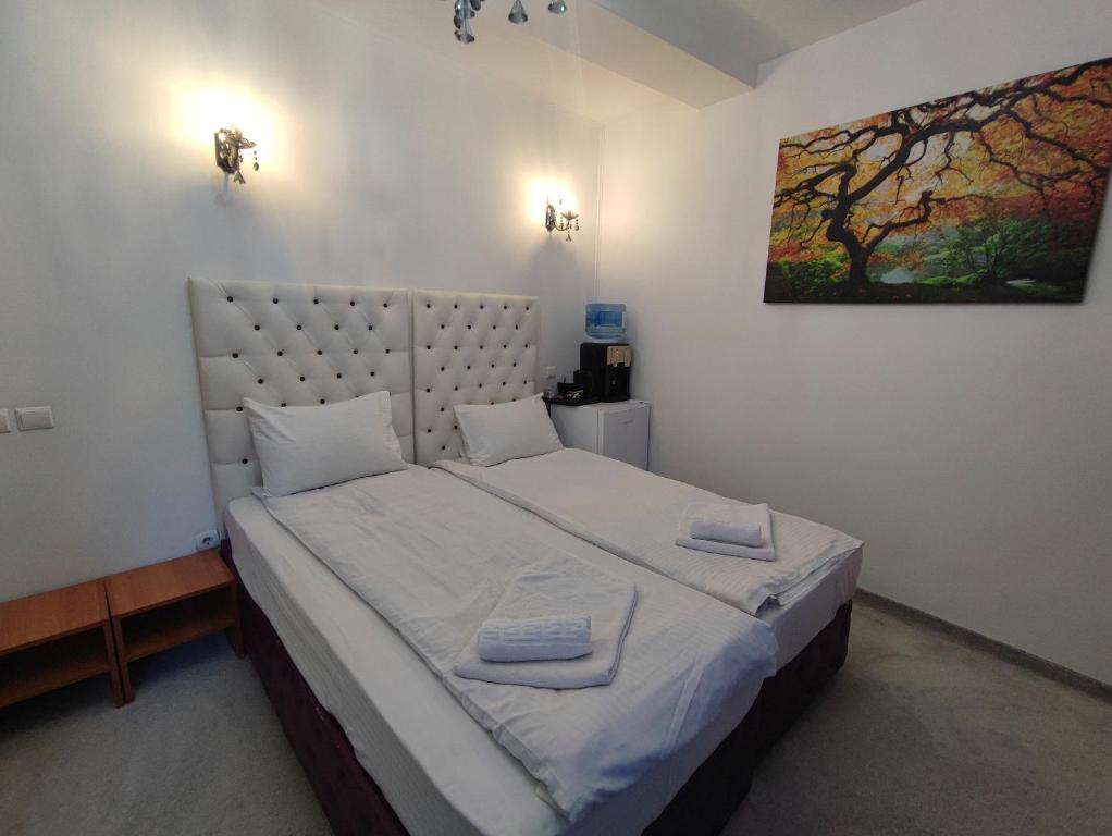 Postel nebo postele na pokoji v ubytování Iris Boutique Therme & Bucharest Otopeni Airport