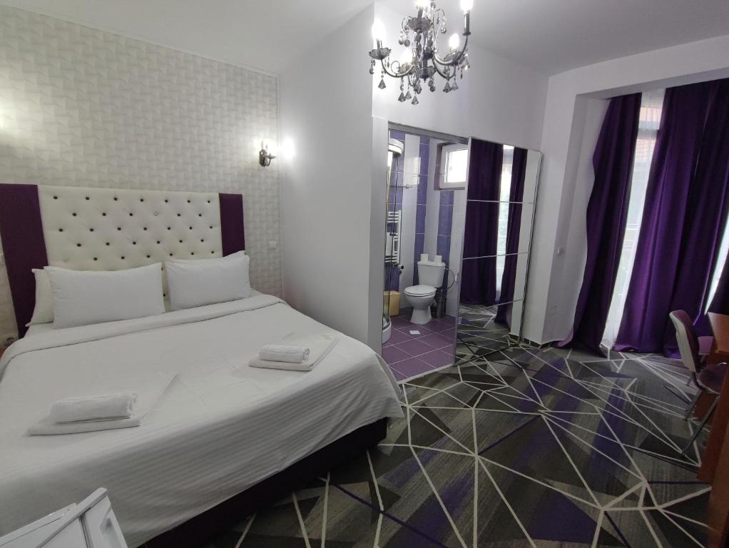 Postel nebo postele na pokoji v ubytování Iris Boutique Therme & Bucharest Otopeni Airport