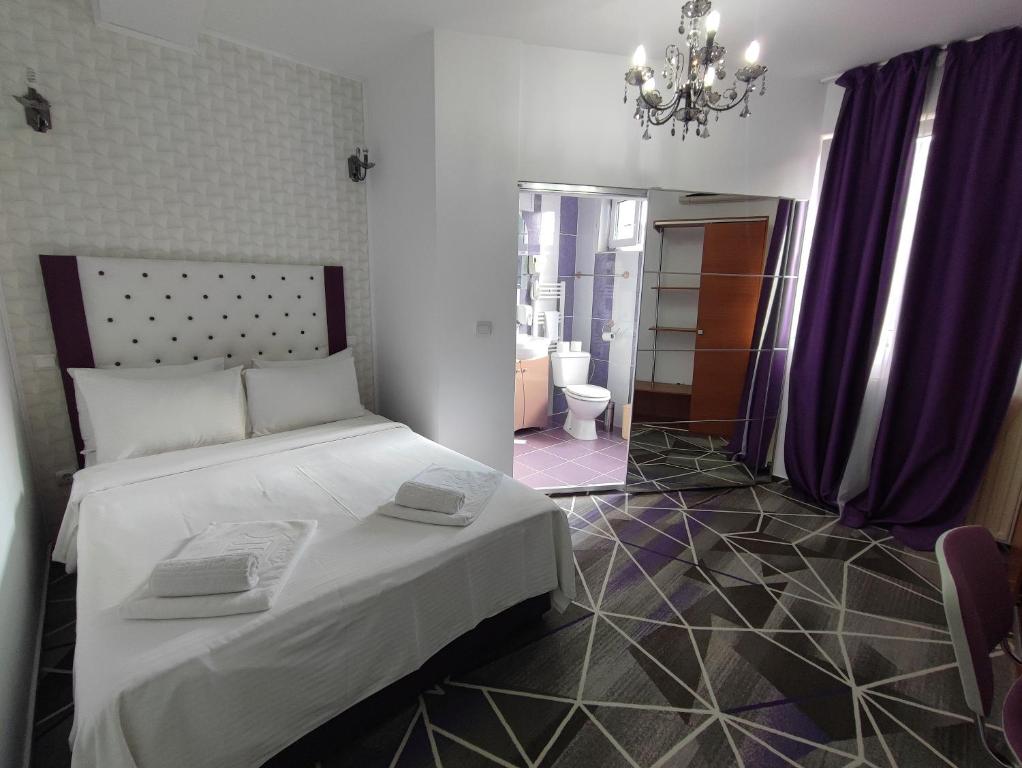Postel nebo postele na pokoji v ubytování Iris Boutique Therme & Bucharest Otopeni Airport