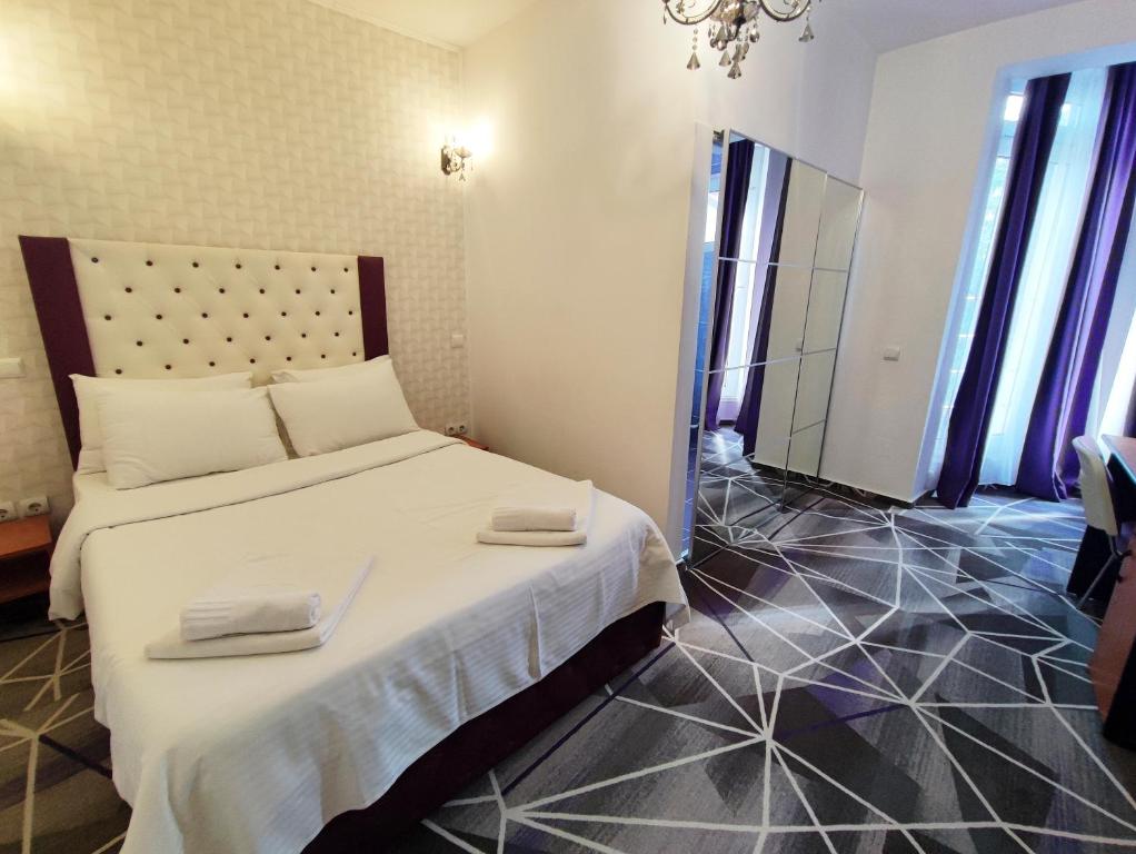 Postel nebo postele na pokoji v ubytování Iris Boutique Therme & Bucharest Otopeni Airport