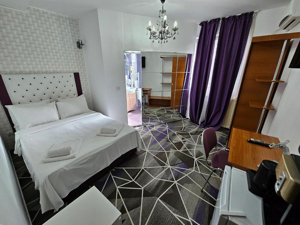 Postel nebo postele na pokoji v ubytování Iris Boutique Therme & Bucharest Otopeni Airport