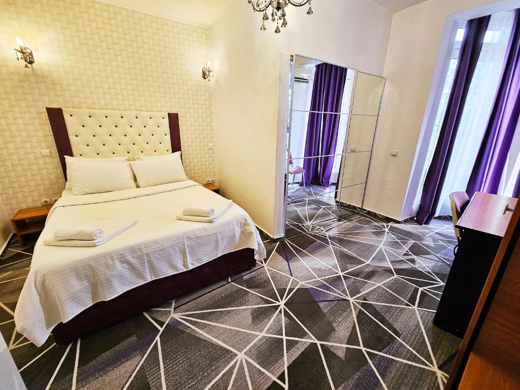 Postel nebo postele na pokoji v ubytování Iris Boutique Therme & Bucharest Otopeni Airport