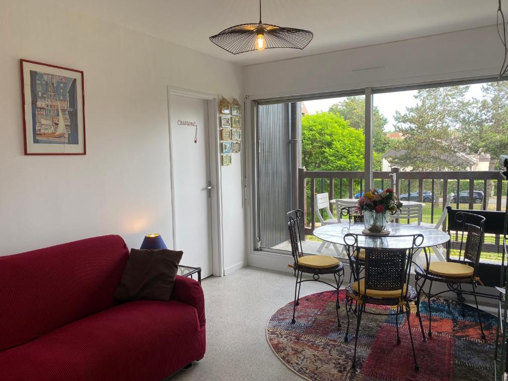 un salon avec un canapé et une table dans l'établissement Appartement Spacieux proche Plage avec Balcon et Parking - Villers-sur-Mer - FR-1-712-85, à Villers-sur-Mer