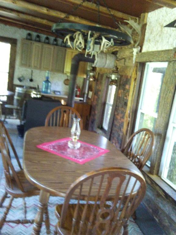 Cowboy Town Riverside Cabin, Pittsford (updated prices 2024)