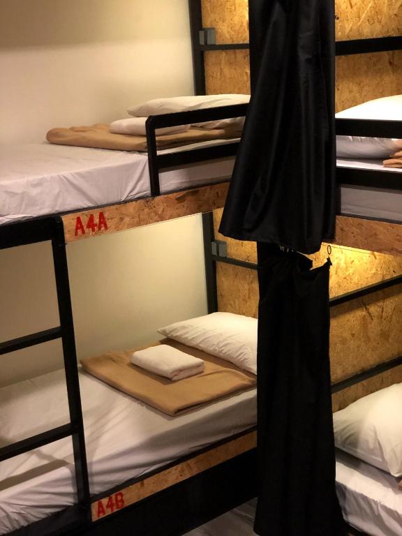 Postel nebo postele na pokoji v ubytování Cafe Moto Hostel