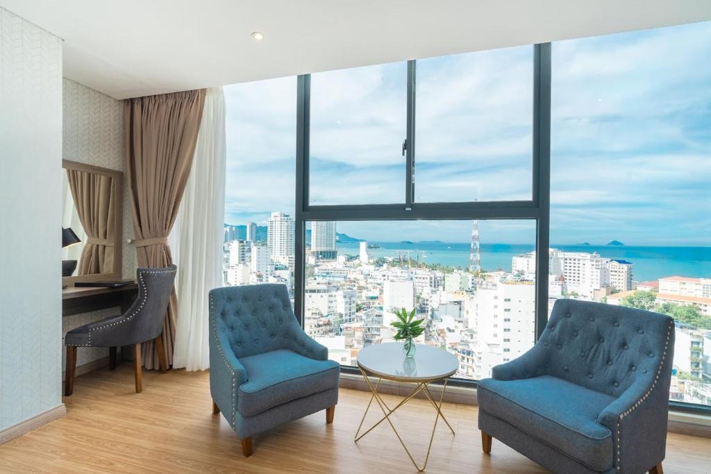 Suite Oceanfront View with Living Room