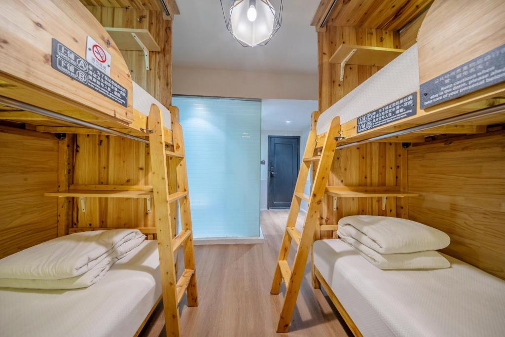 Sonderia Hostel & Bar - Lazybones Hostel - 在6张床混合宿舍的床上，带私人浴室