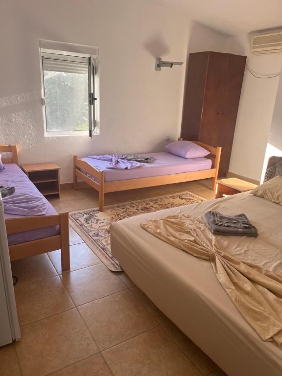 Postel nebo postele na pokoji v ubytování Nena NY