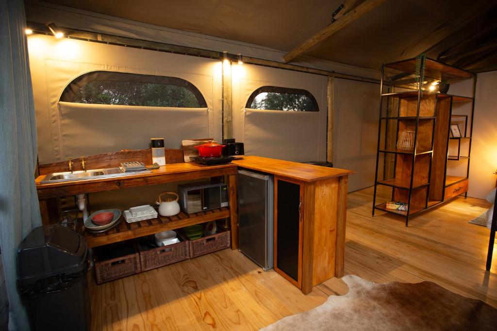 Kuchyň nebo kuchyňský kout v ubytování Bo-den-See Luxury Tent