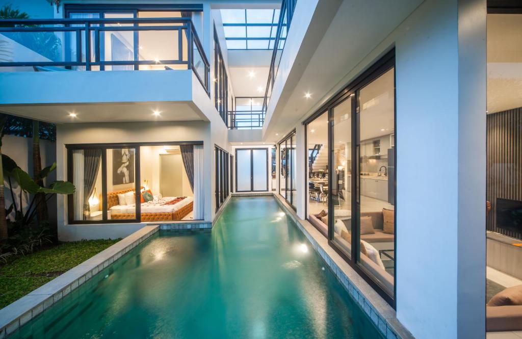 una piscina coperta nel mezzo di una casa di Cavara Villa Canggu a Canggu