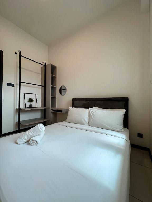 Postel nebo postele na pokoji v ubytování Opus Residence KL by EUcation Home