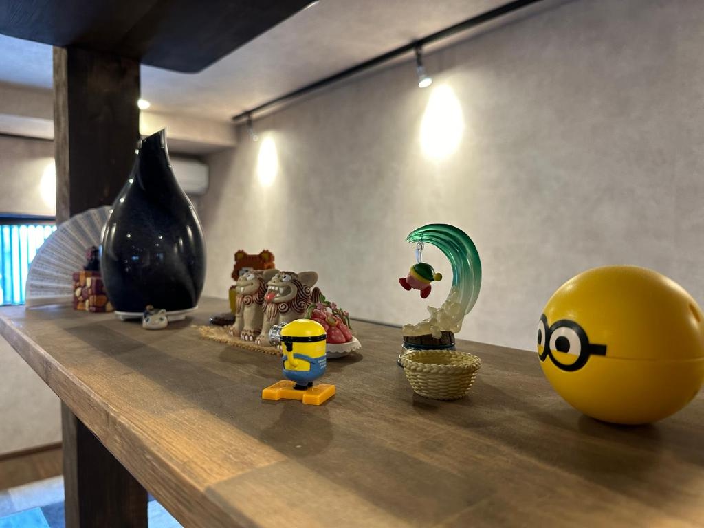 京都市にある清楓Innのおもちゃのフィギュアが置かれた木製のテーブル