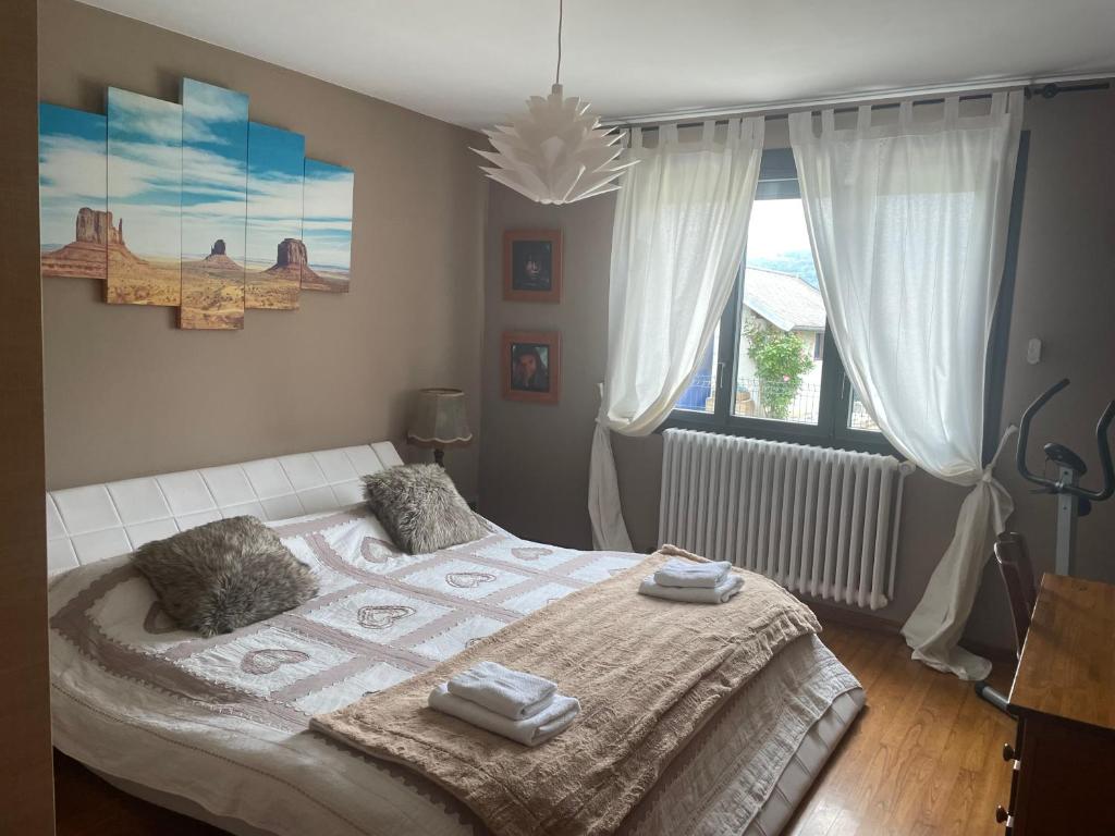 Ένα ή περισσότερα κρεβάτια σε δωμάτιο στο VILLA DES JASMINS - APPARTEMENT AVEC PISCINE PRIVEE- Entrelacs