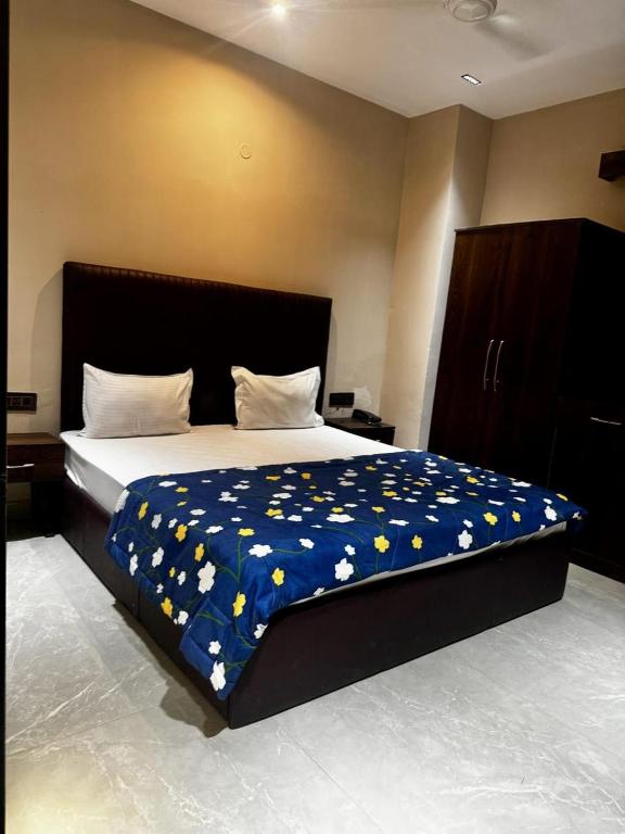 Postel nebo postele na pokoji v ubytování The Pearl Hotel Sirsa