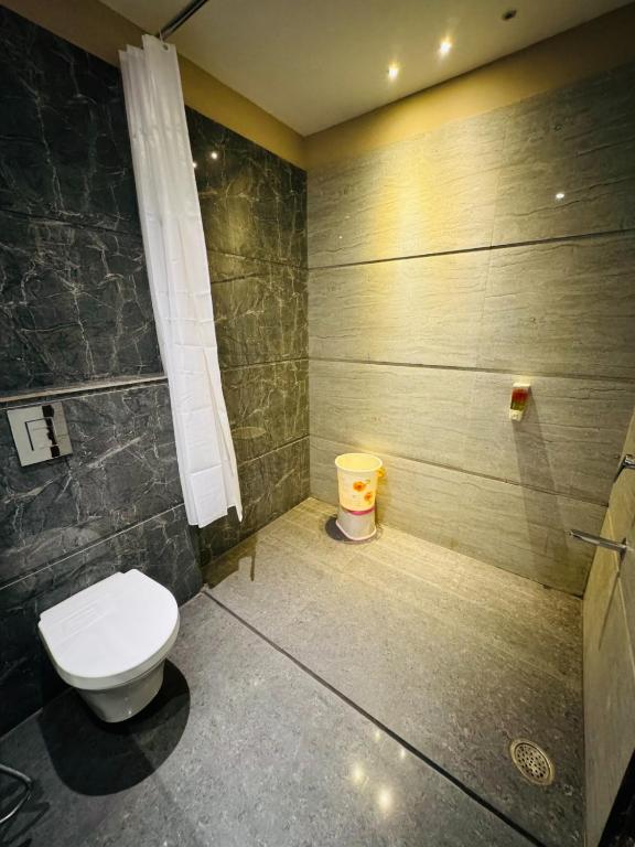Koupelna v ubytování The Pearl Hotel Sirsa