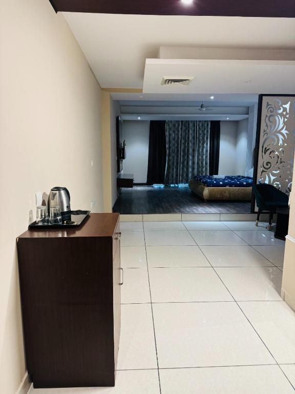 Kuchyň nebo kuchyňský kout v ubytování The Pearl Hotel Sirsa