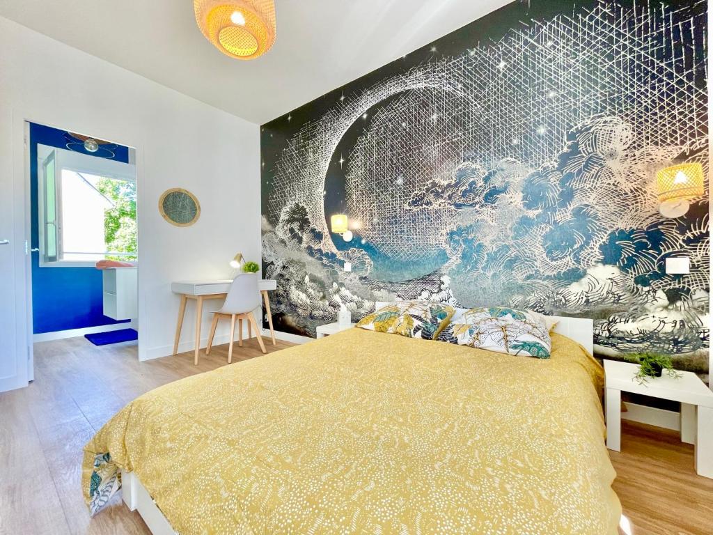 une chambre avec un grand tableau sur le mur dans l'établissement Saint Nazaire - Le Wild - Wifi - Proche plage, à Saint-Nazaire