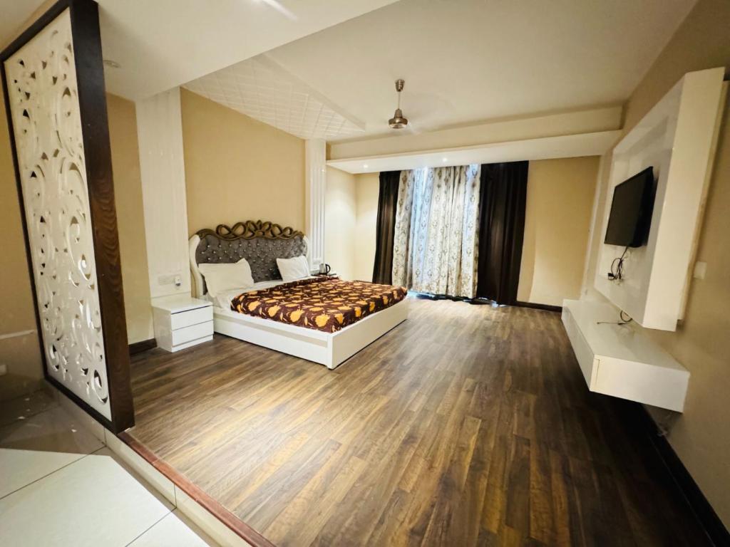 Postel nebo postele na pokoji v ubytování The Pearl Hotel Sirsa