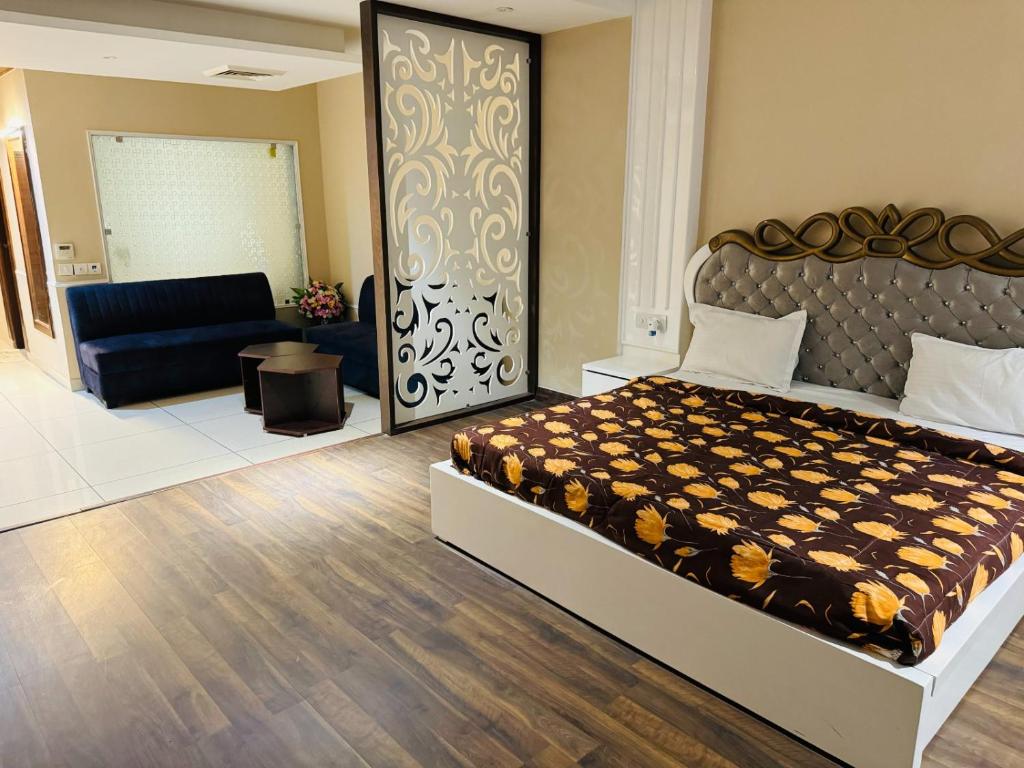 Postel nebo postele na pokoji v ubytování The Pearl Hotel Sirsa
