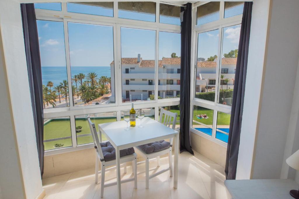 Bazén v ubytovaní Estudio Bonitas vistas al mar alebo v jeho blízkosti