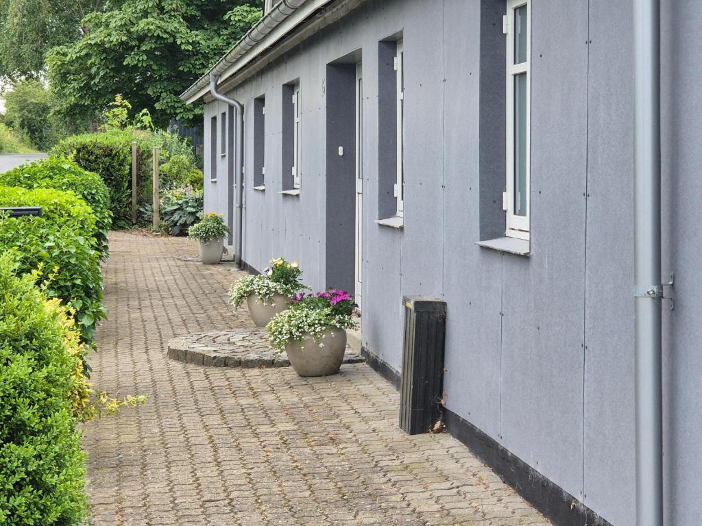 Værelse, spiseområde, tv-stue og eget bad på landet
