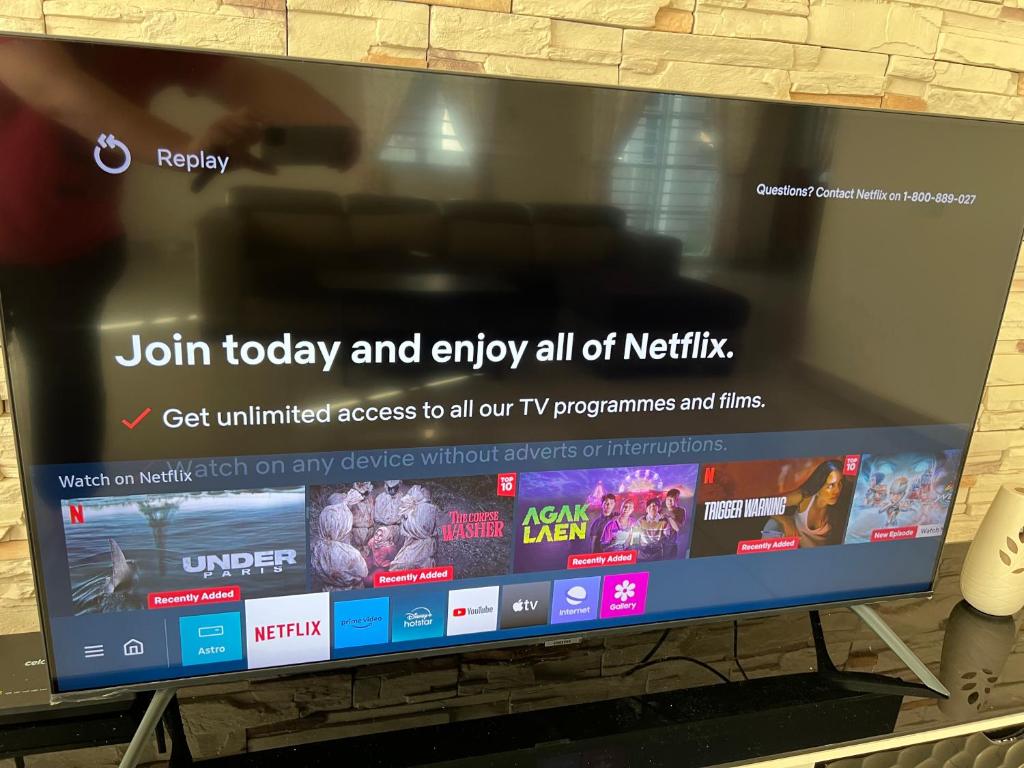 TV a/nebo společenská místnost v ubytování Sitiawan Homestay Entire Semi D home