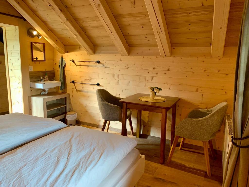 Postel nebo postele na pokoji v ubytování Mazot - einzigartig I view I ruhig I ski I wandern