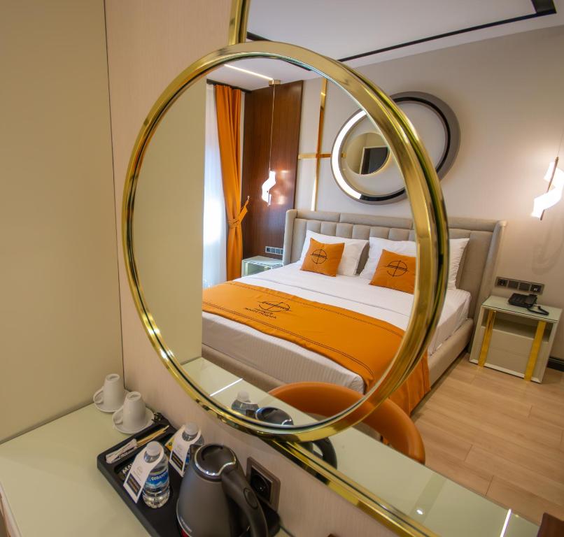 Letto o letti in una camera di Elysian Airport Hotel