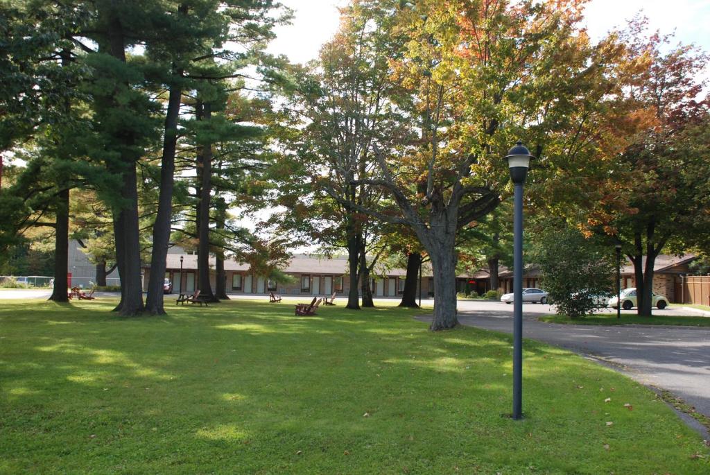 a park with trees and a light pole in the grass at Rideau Heights Inn in Ottawa