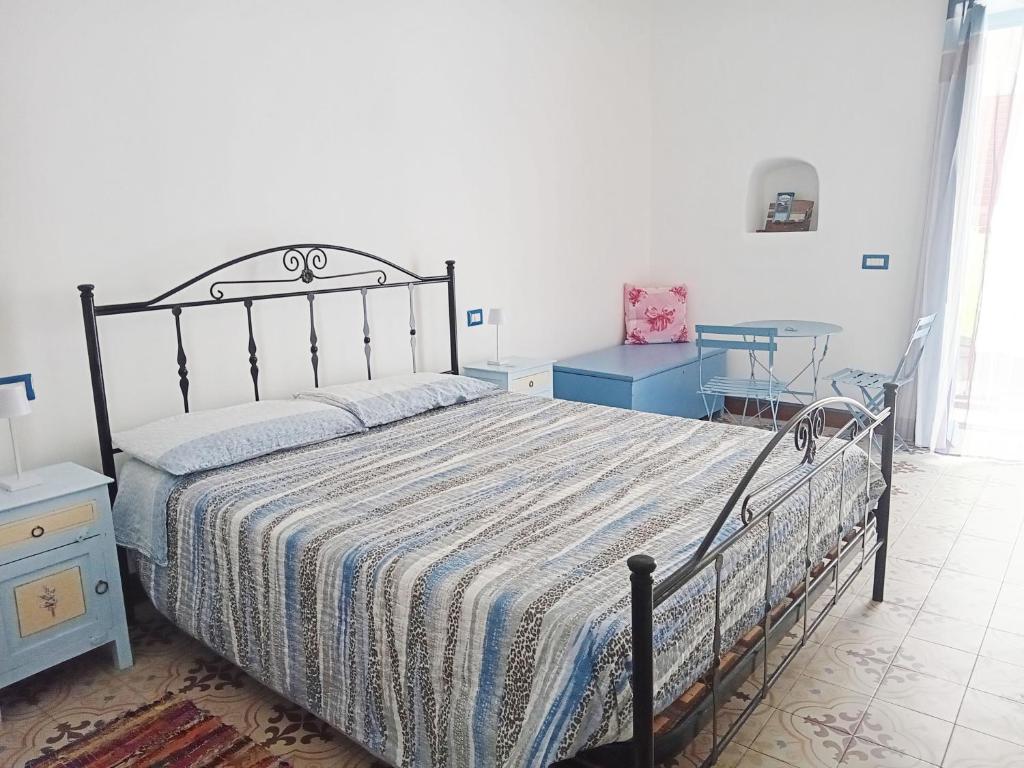 A bed or beds in a room at "la casa dell'architetto" con terrazza panoramica in centro storico e a due passi dal porto