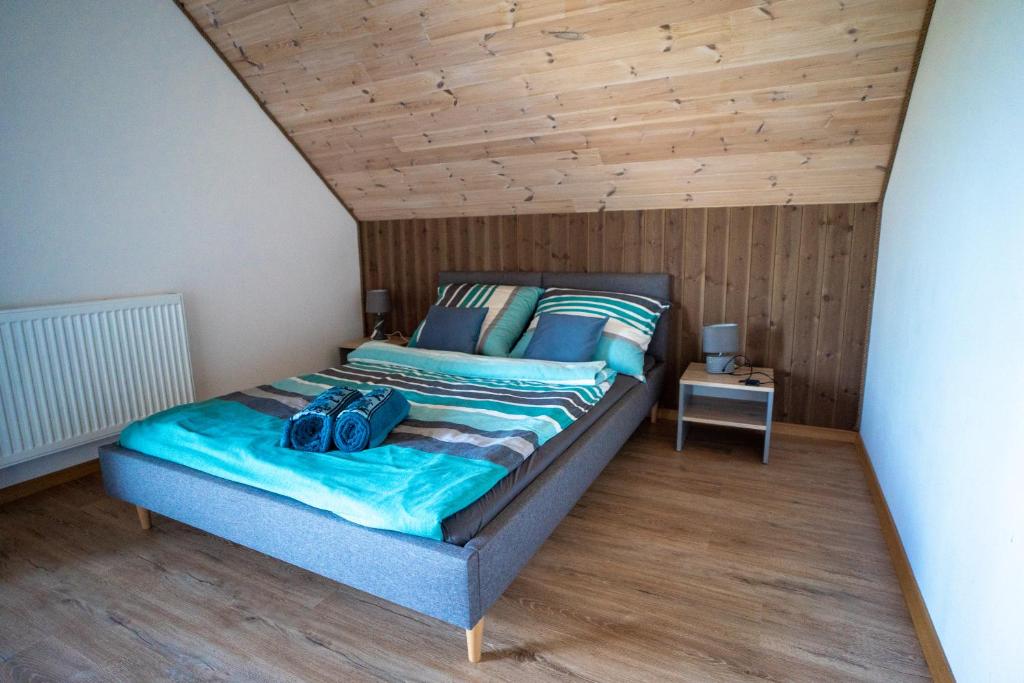 Postel nebo postele na pokoji v ubytování Pokoje Gościnne Fuksja