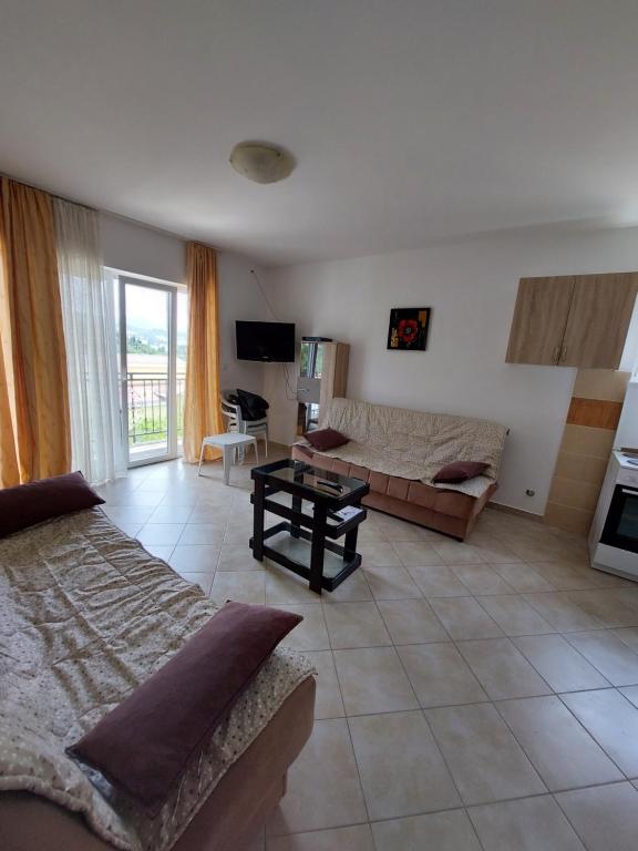 TV a/nebo společenská místnost v ubytování Vesna apartmani, Igalo