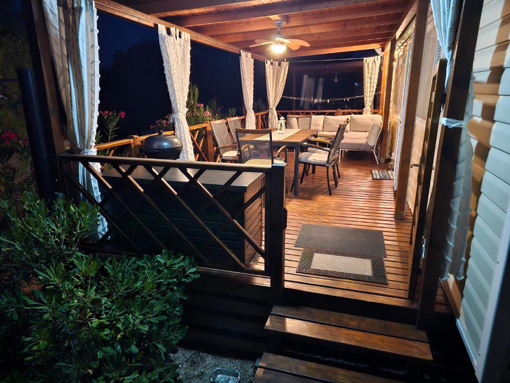 Balkón nebo terasa v ubytování Mobile Home Sea Fairy , Jezera , Murter