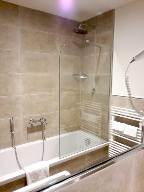 Hotel President - Standard Triple Room