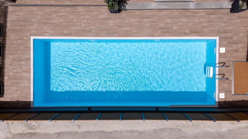 Bazén v ubytování Dimargi Apartments nebo v jeho okolí