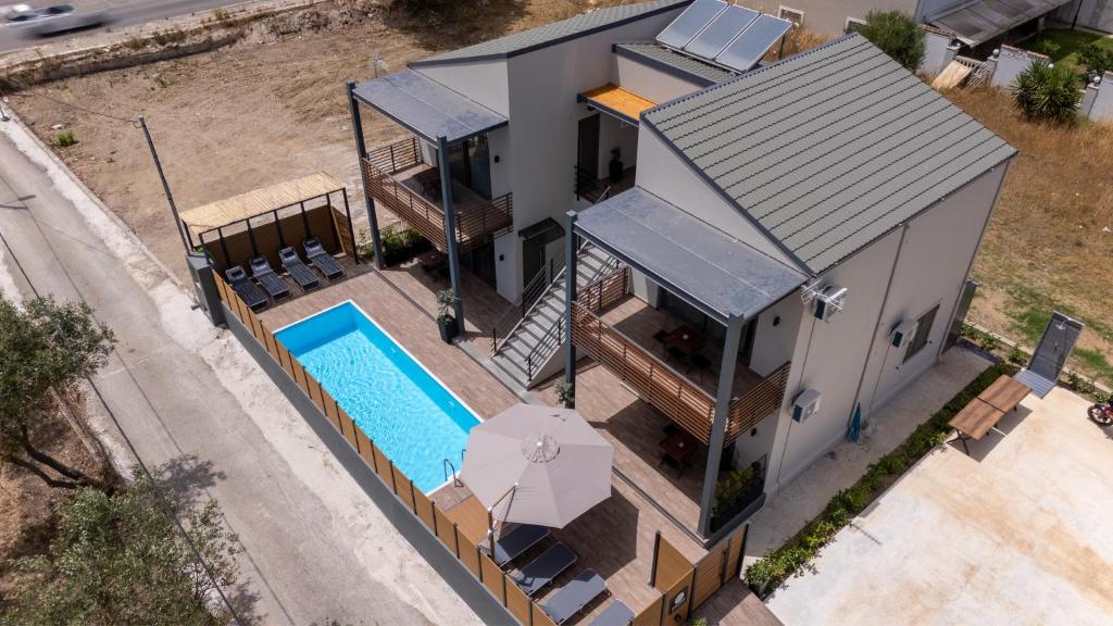 Bazén v ubytování Dimargi Apartments nebo v jeho okolí