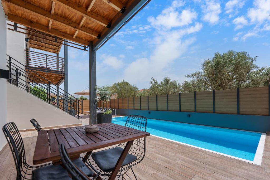 Bazén v ubytování Dimargi Apartments nebo v jeho okolí
