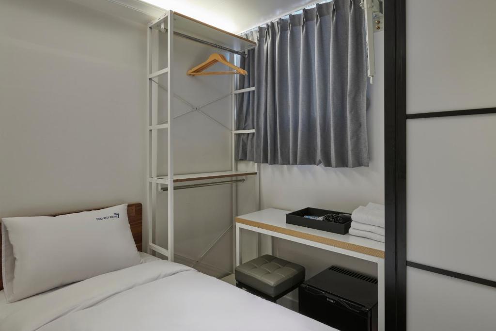 Postel nebo postele na pokoji v ubytování Eight Rest Hostel Myeongdong