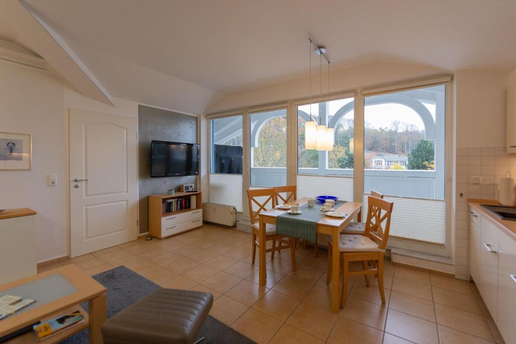 TV a/nebo společenská místnost v ubytování Ferienwohnung Morgensonne (Whg. 10 im Haus Holstein)