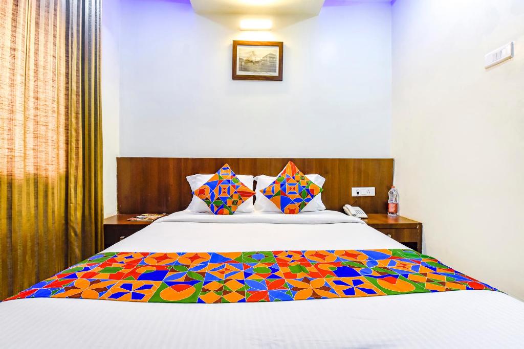 Postel nebo postele na pokoji v ubytování FabHotel Shakti Palace - Nr Ponda