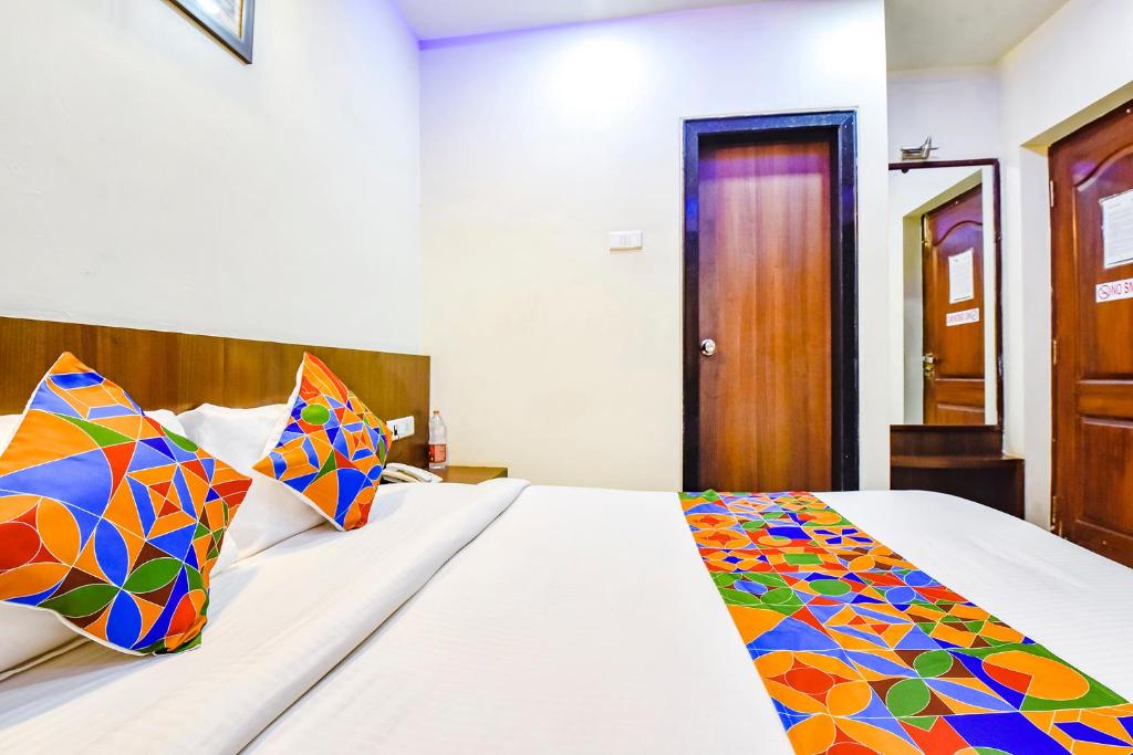 Postel nebo postele na pokoji v ubytování FabHotel Shakti Palace - Nr Ponda