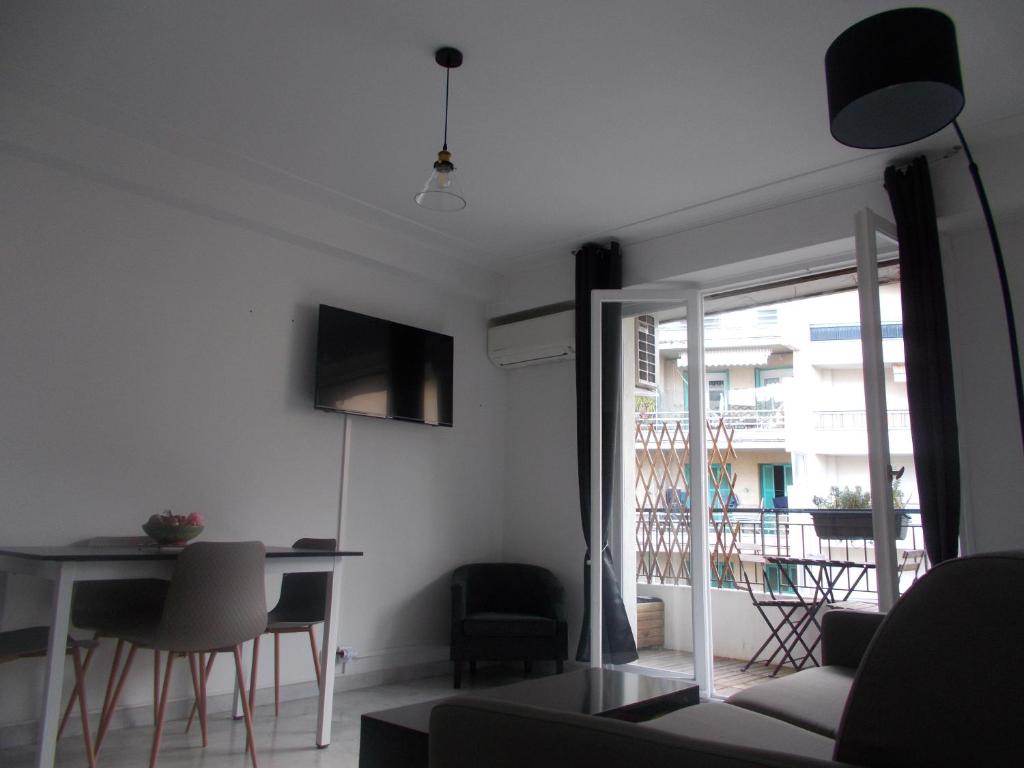 un salon avec un canapé et une table dans l'établissement appartement nice proche mer, à Nice