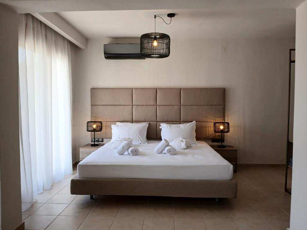 Postel nebo postele na pokoji v ubytování Helios Blue Villas Kassandra