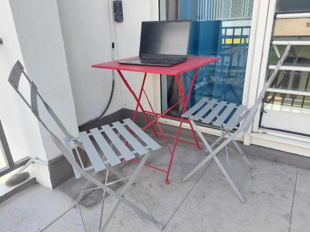 TV a/nebo společenská místnost v ubytování Chambre Libellule proche place de la victoire