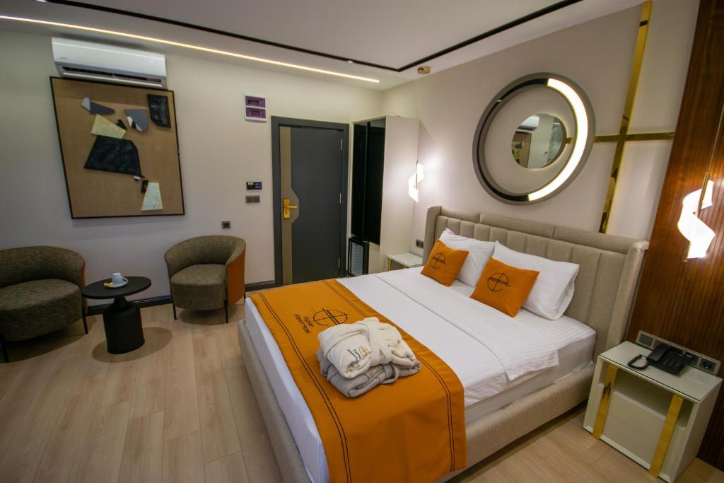 Letto o letti in una camera di Elysian Airport Hotel