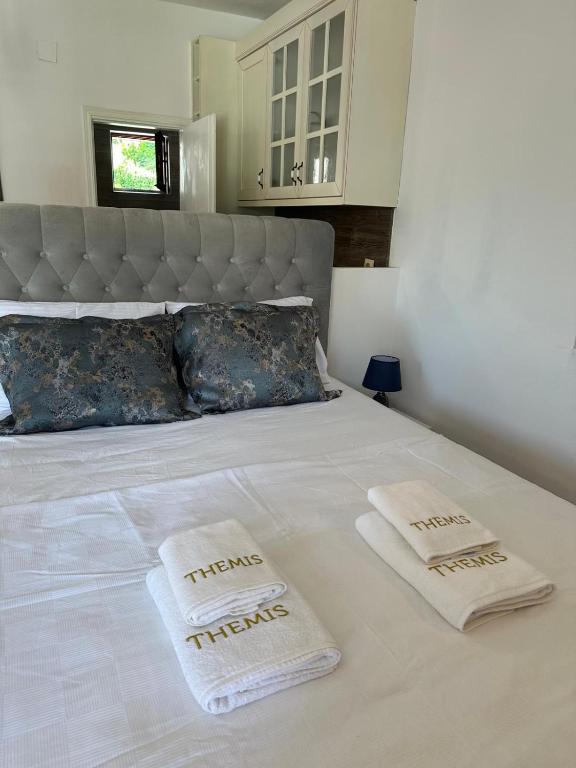 Postel nebo postele na pokoji v ubytování Themis Apart Hotel